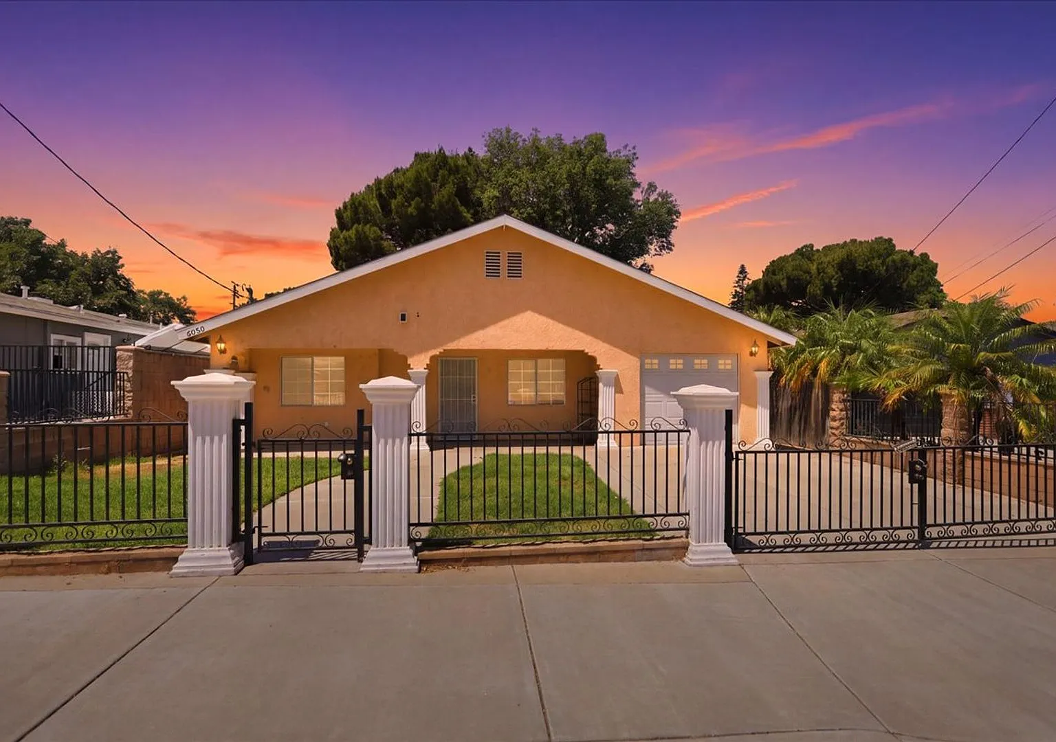 Spacious Home, Generous Yard, Great Riverside Location — Photo 1
