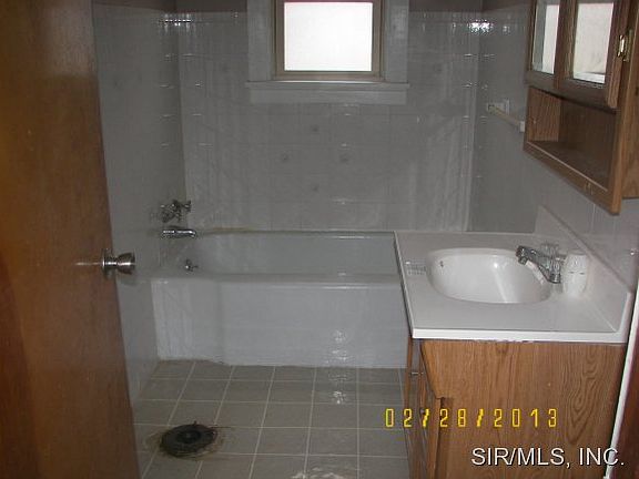 3rd image of 2600 Hemlock Ave