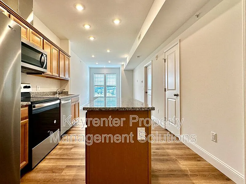 2 bed, 2.5 bath, 910 sqft, $1,495 — Photo 2