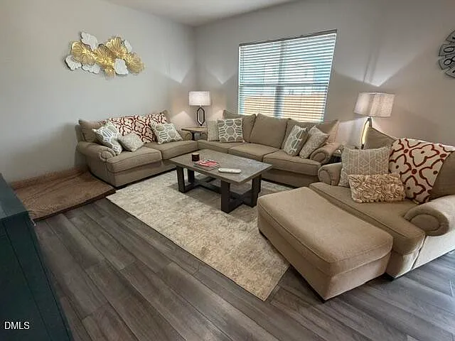 3 bed, 2.5 bath, 2023 sqft, $2,400 — Photo 3