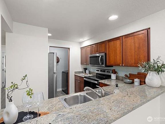 5th image of 1311 12th Ave S APT D103