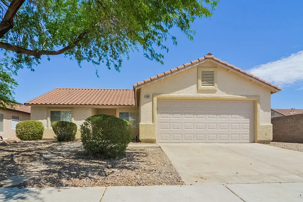 3 bed, 2.0 bath, 1425 sqft, $2,135 — Photo 1