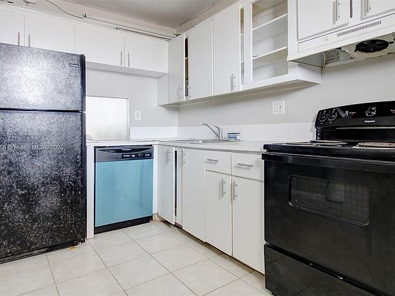 3rd image of 2903 N Miami Beach Blvd #808