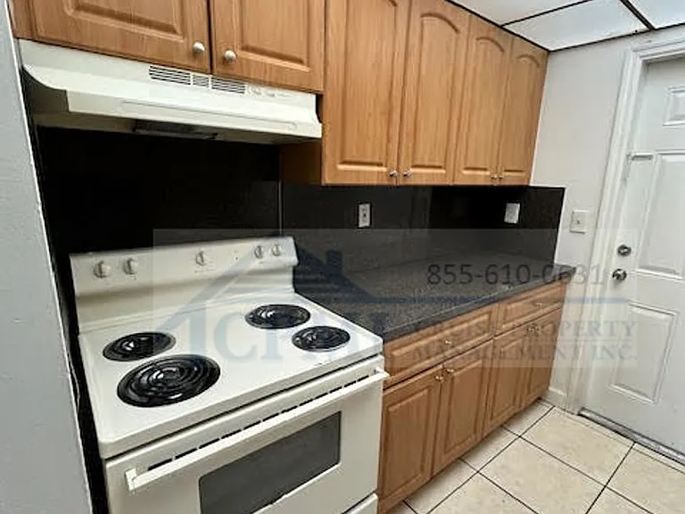 Lakeview Apartments - 5911 SW 41 St — Photo 25