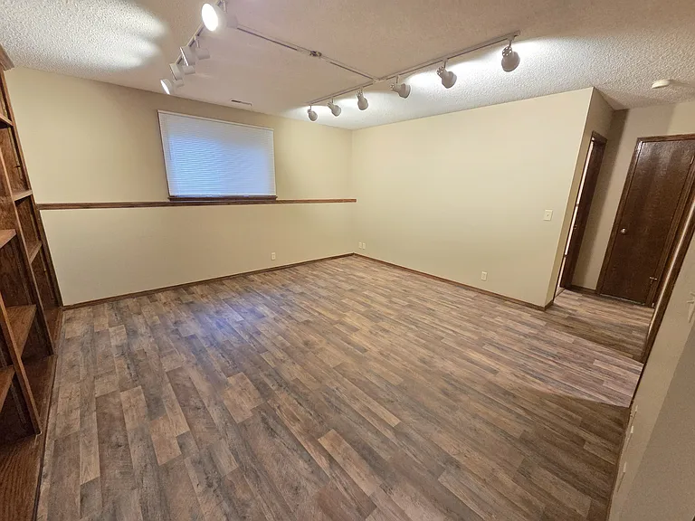 4133 N Auburn St — Photo 17