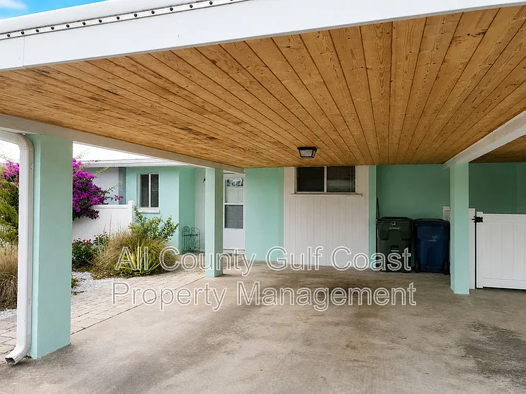 325 Englewood Isles Pkwy — Photo 2