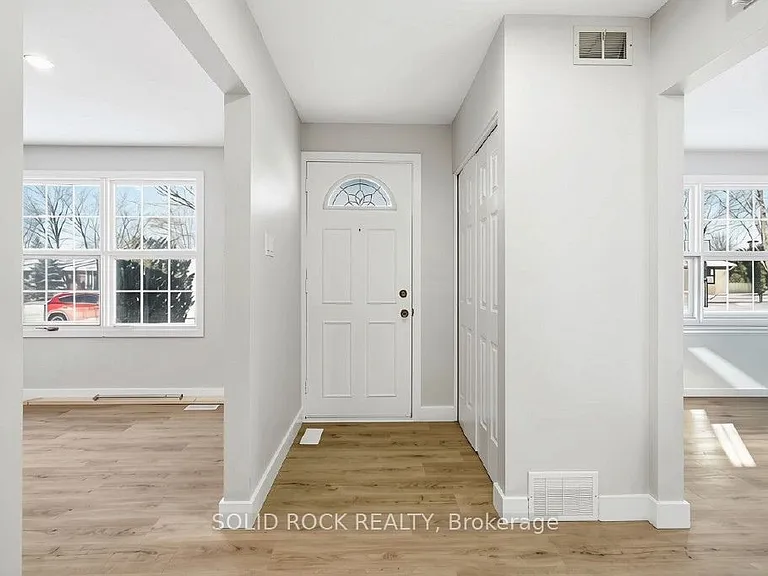 2158 Fillmore Cres — Photo 3