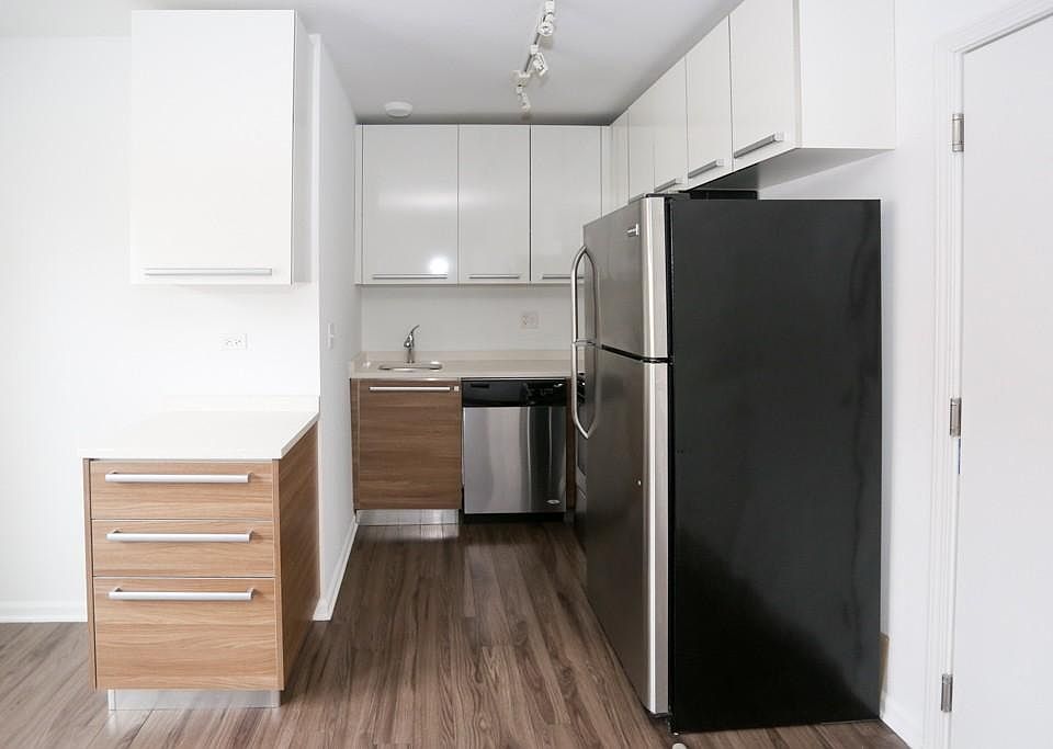 1st image of 925 W Carmen Ave APT 3E