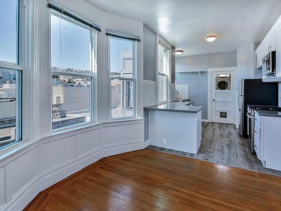 2nd image of 2281 Chestnut St