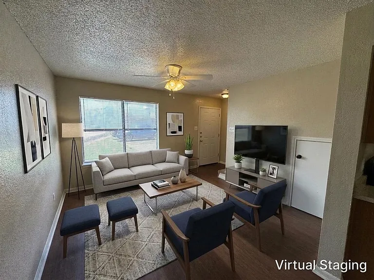 1208 Monroe Loop — Photo 1