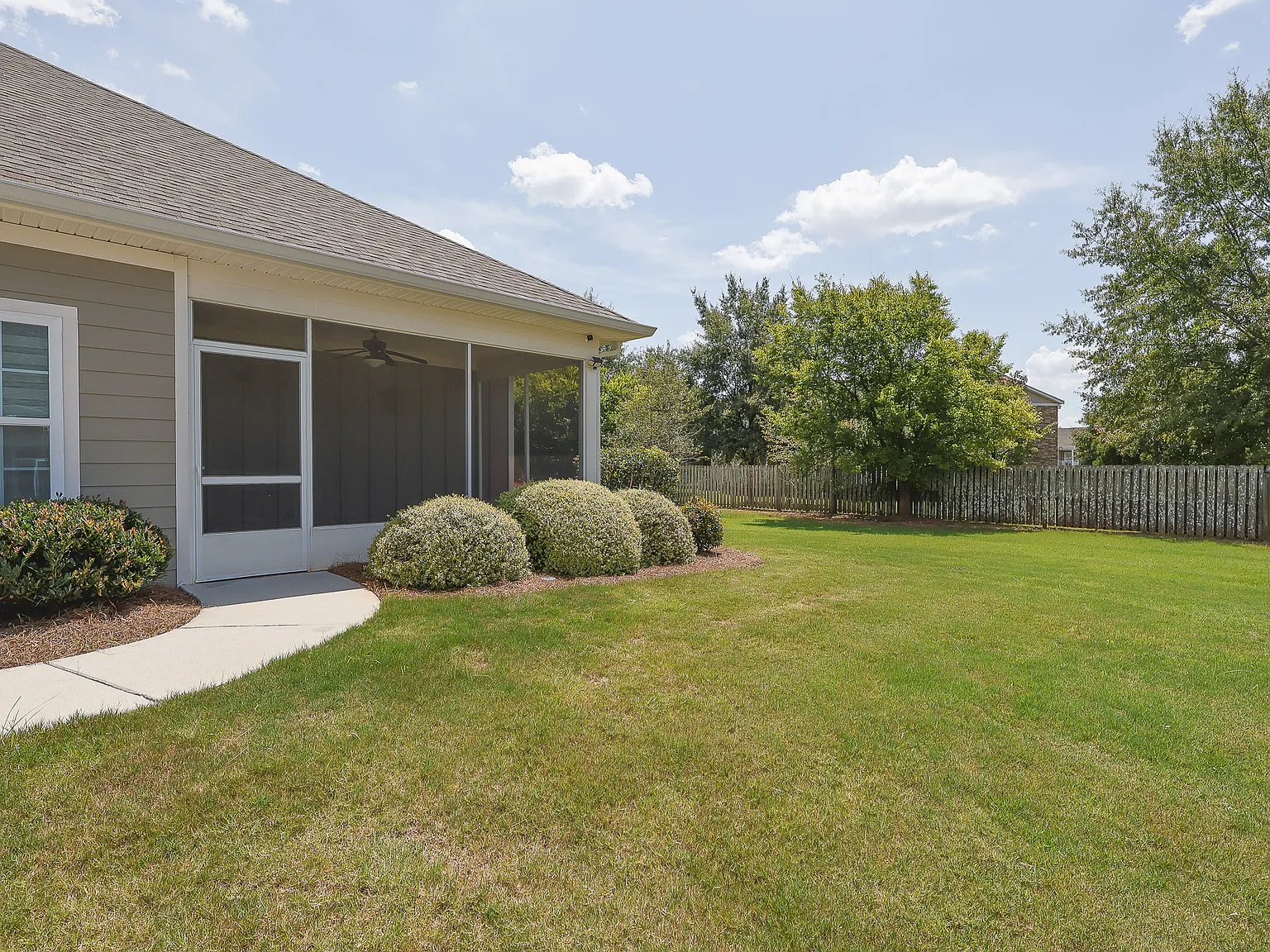 2 bed, 2.5 bath, 1918 sqft, $2,095 — Photo 3