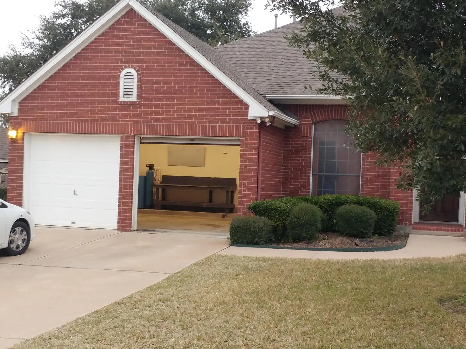 5 bed, 2193 sqft, $2,350 — Photo 2