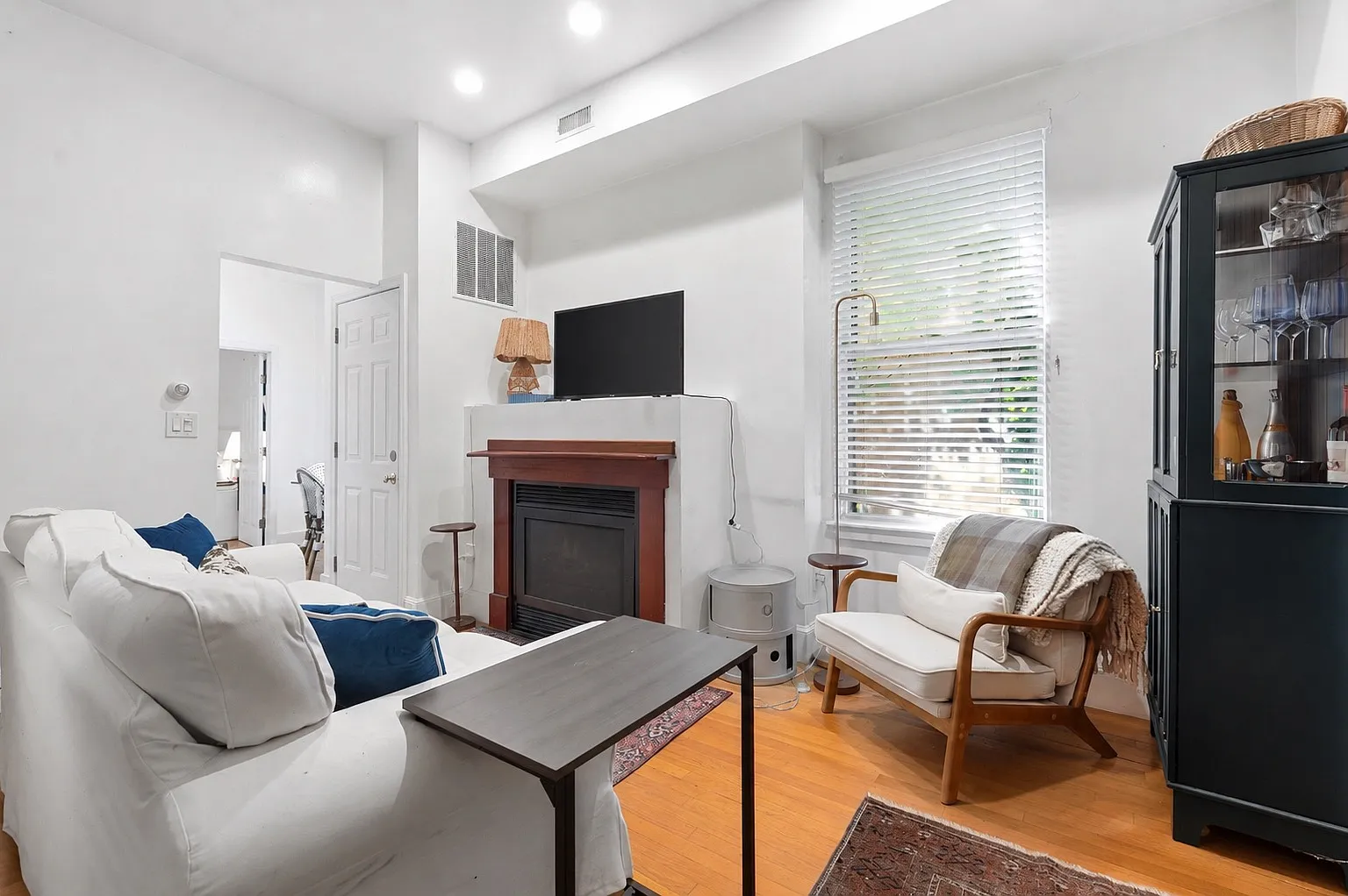 2 bed, 750 sqft, $3,800 — Photo 3