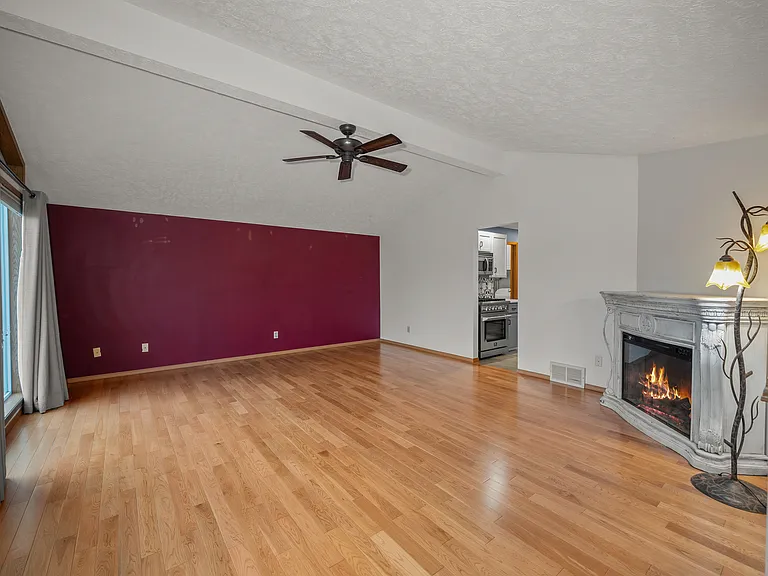 224 W 4th St — Photo 6