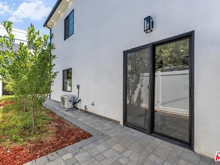 14121 Califa St — Photo 32