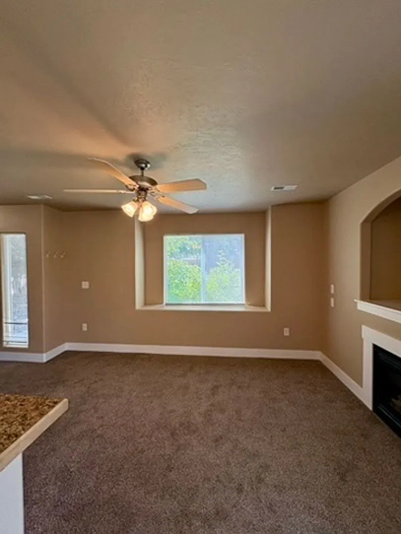 AV16692 — Photo 2