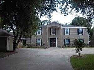 1st image of 715 Elm St