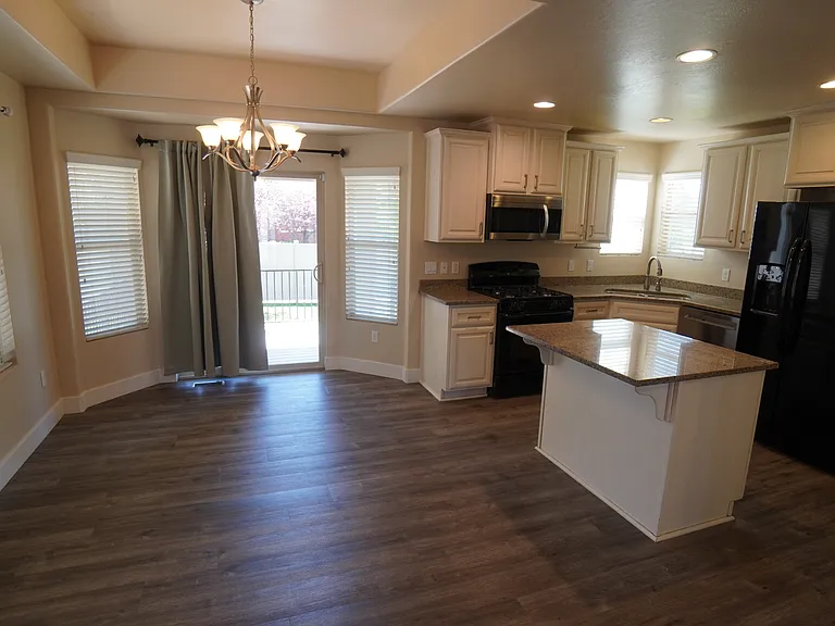 870 W Steeple Chase Dr — Photo 4