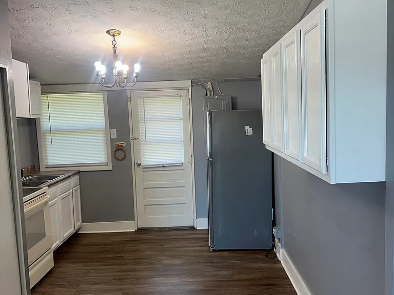 518 Clayton St — Photo 13