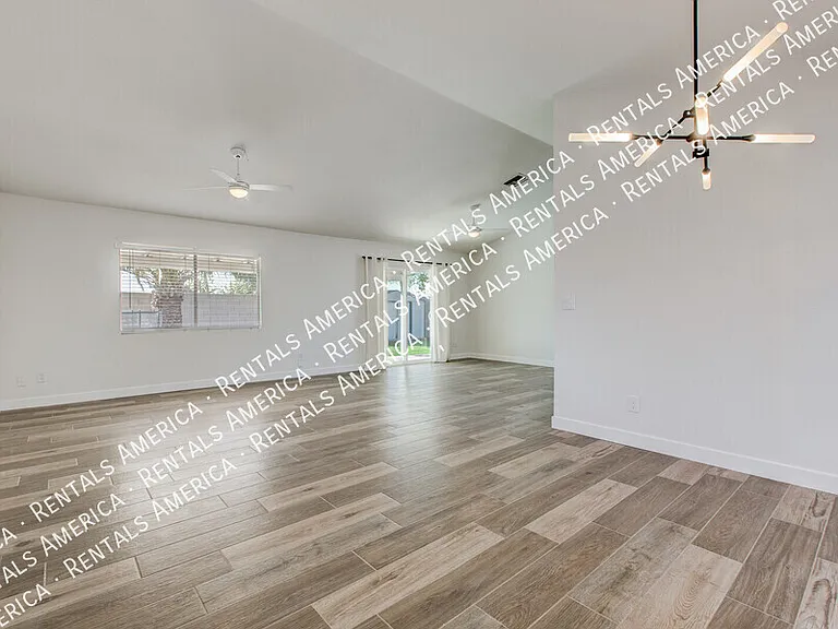 819 W Ross Ave — Photo 4