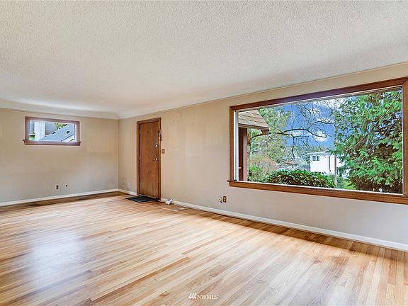 Entry/Living Room
