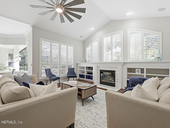 5th image of 305 W WOODHAVEN Drive