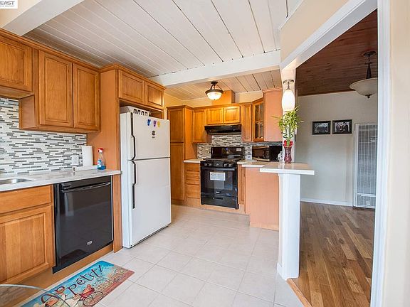 4th image of 23700 Amador St