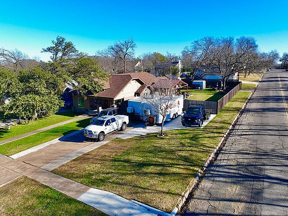 2nd image of 2924 Windsor Ave