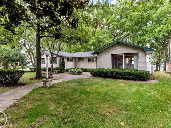 8178 Lakeshore Rd, Lakeport, MI 48059