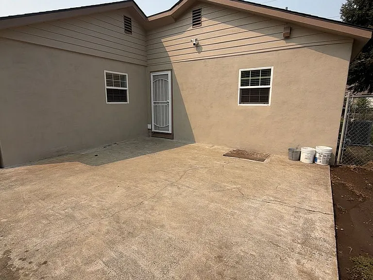 2410 Englewood Ave — Photo 35