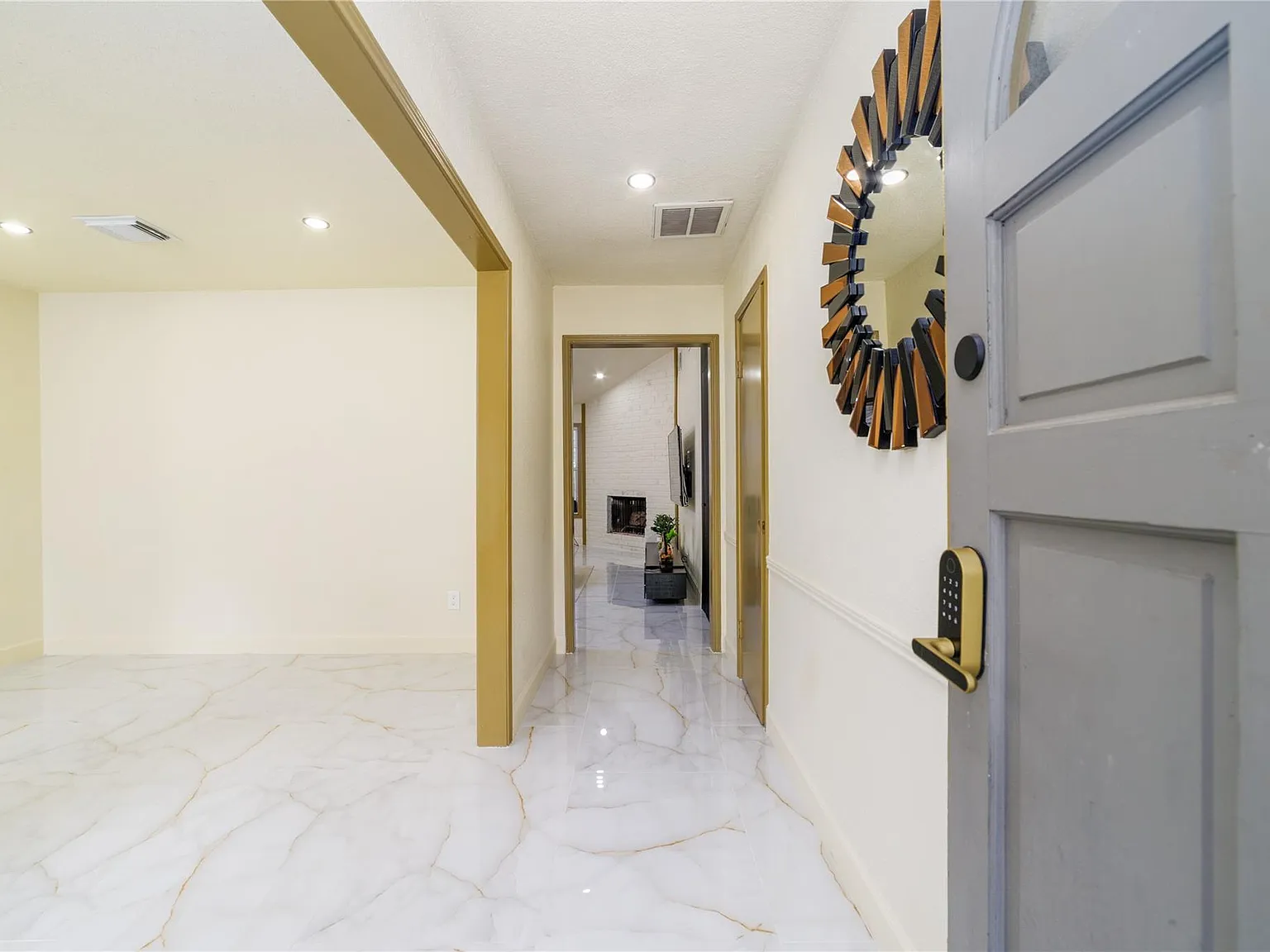 4 bed, 2.0 bath, 1926 sqft, $2,300 — Photo 4