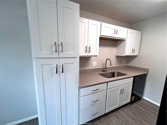 2nd image of 619 W Ridge Dr