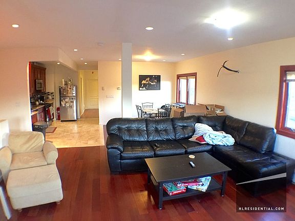 3rd image of 2005 33rd St