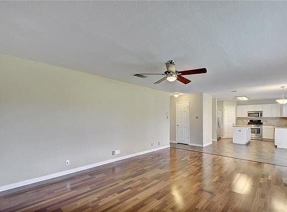 4th image of 1101 Tanglewood Dr
