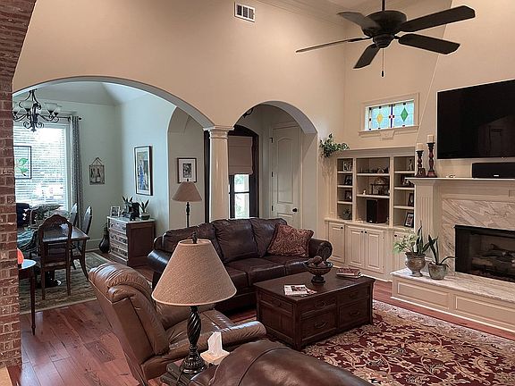 3rd image of 202 La Villa Cir