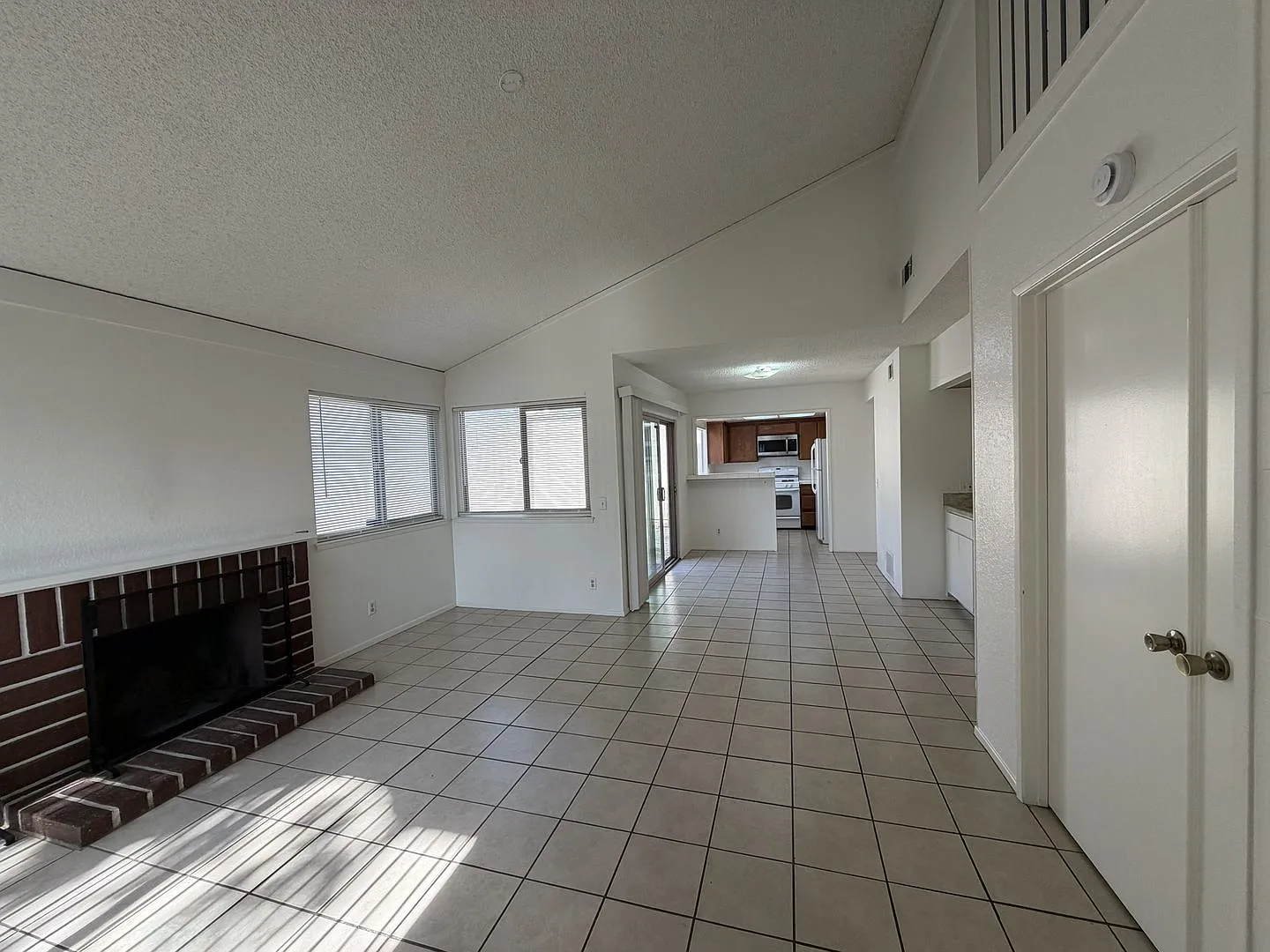 Redlands Townhouse In Great Complex 2+ 1.5 Available Now — Photo 4