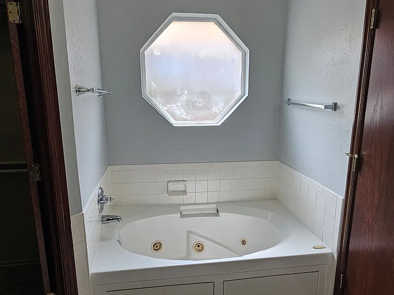 Master bath Jacuzzi tub