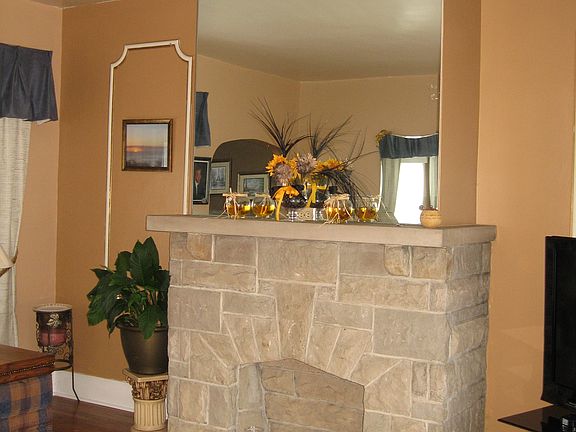 Livingroom w/decorative fire