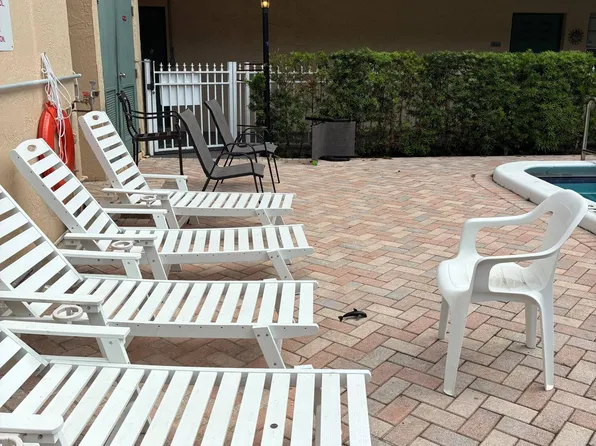 1300 Moffett St APT 209, Hallandale, FL 33009