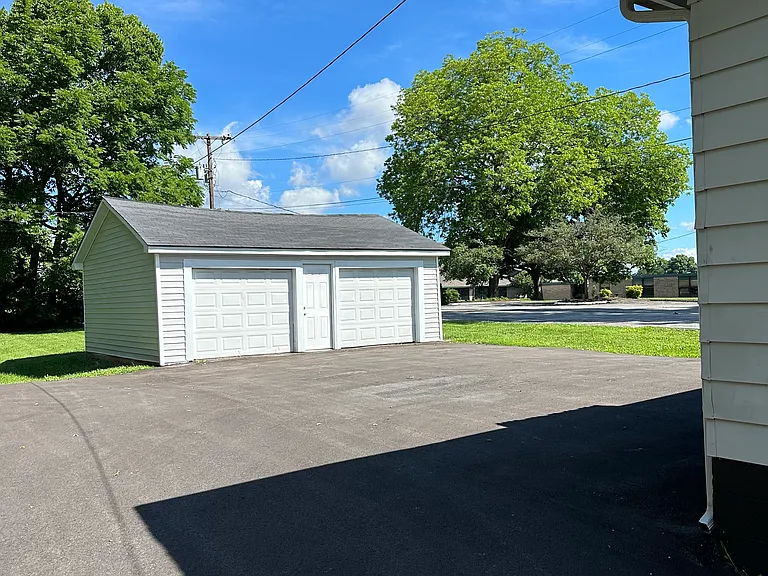 118 Lyons Dr — Photo 2