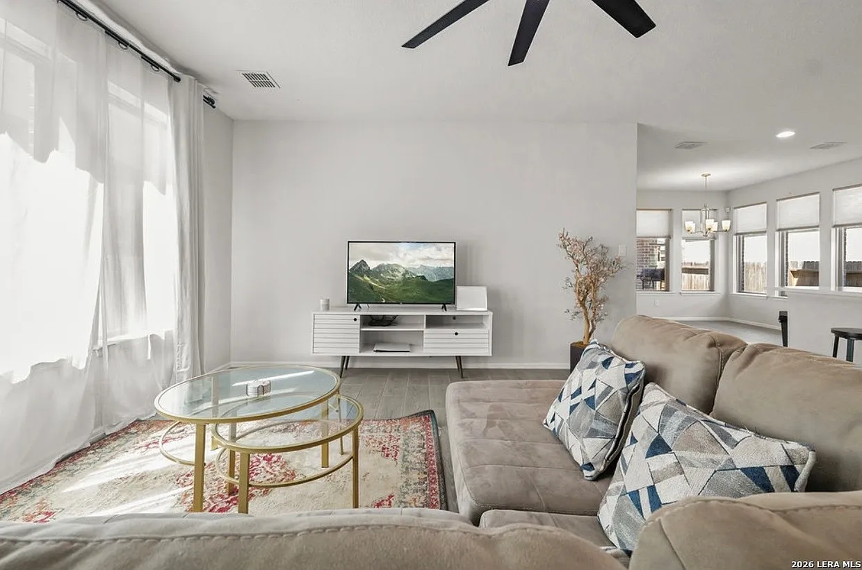 3 bed, 2.5 bath, 2400 sqft, $2,700 — Photo 3