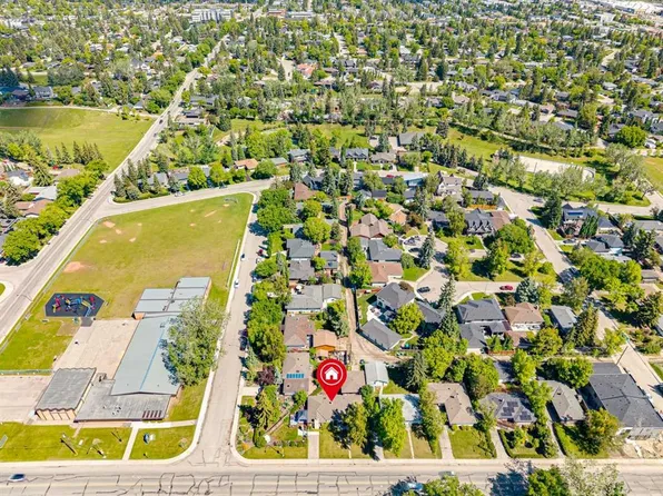 4528 S 26th Ave SW, Calgary, AB T3E 0P9