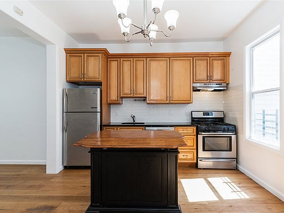 5th image of 25 Waverly St