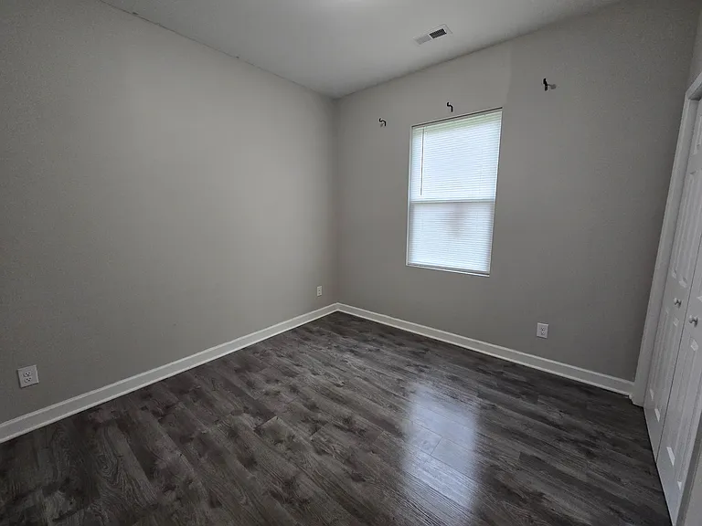 424 Queens Rd — Photo 4