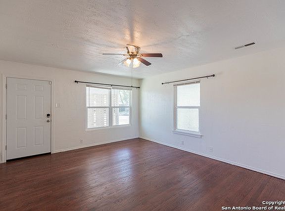 5th image of 627 Pilgrim Dr