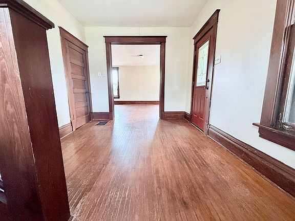 3rd image of 615 W 2nd St