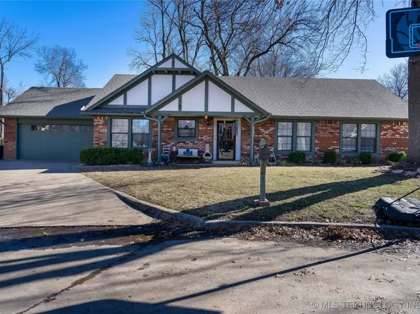 1202 Oklahoma Pl, Claremore, OK 74017