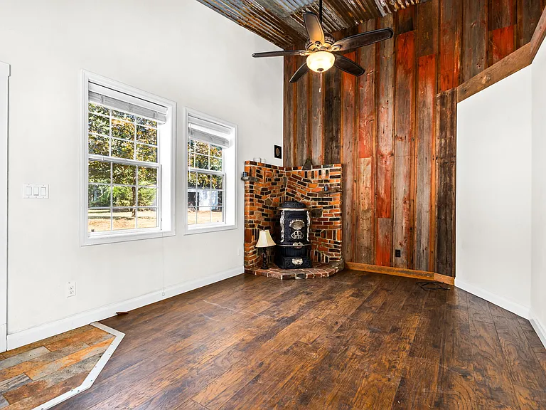 2385 Cascade Hwy SE #1 — Photo 1