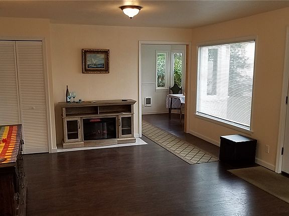 Large living room for gatherings.  Three lg view windows let in light and the fabulous views.