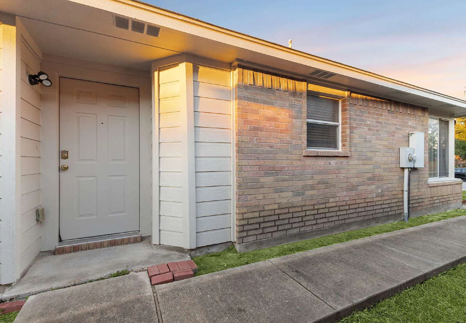 3 bed, 2.0 bath, 1271 sqft, $1,895 — Photo 4